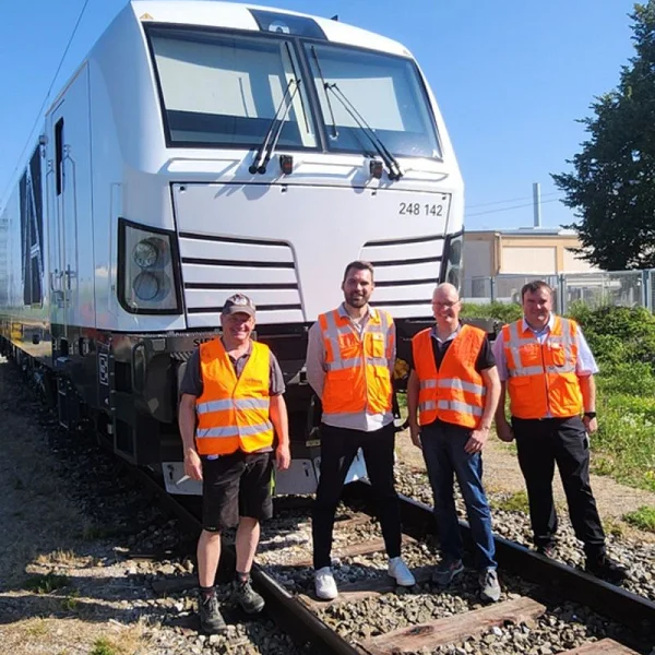 Übergabe in München-Allach: der erste Vectron Dual Mode für die HERING Bahndienste GmbH