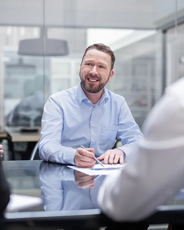 Northrail-Mitarbeiter in Besprechung am Konferenztisch