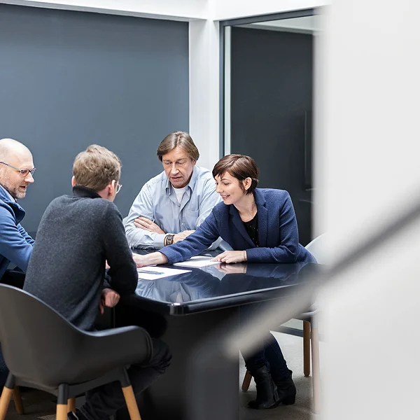 Technik-Team im Gespräch am Besprechungstisch