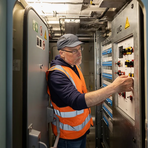 Northrail-Mitarbeiter in der Lok an Schaltschrank