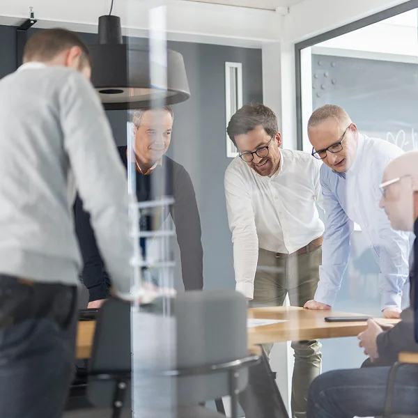 Technik-Team im Konferenzraum bei Besprechung