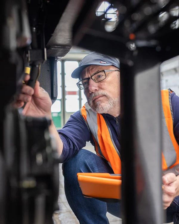Northrail-Mitarbeiter mit Tablet an Lokomotive
