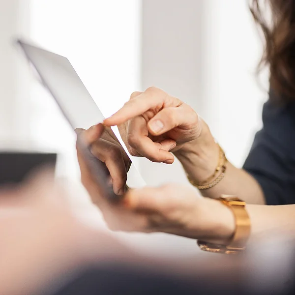 Northrail-Mitarbeiterin zeigt auf Tablet