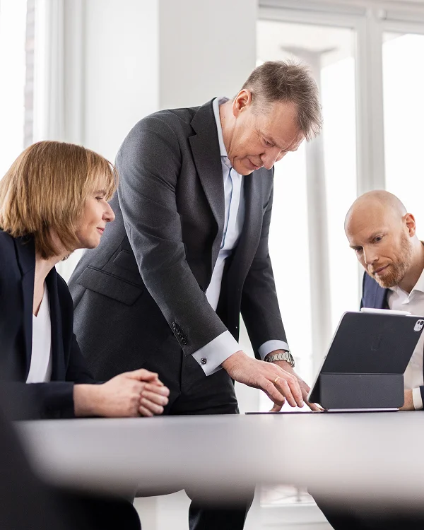 Management in conversation with a tablet at the conference table