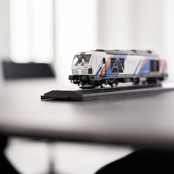 Modelllok Vectron Dual Mode im Northrail-Design auf Tisch
